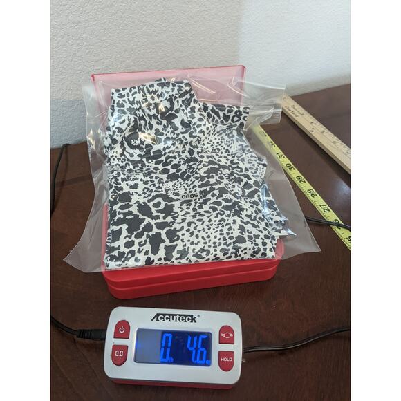 Hilary Radley Printed Blouse Small Black VNeck Short Sleeve Office Lightweight - Picture 8 of 10